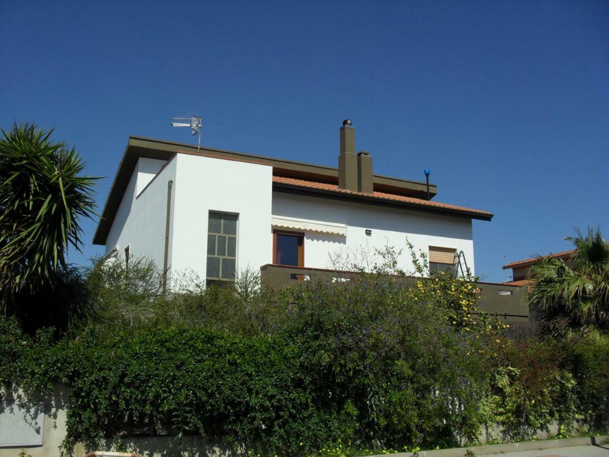 كاربونيا Casa Vacanze"Il Bouganville" المظهر الخارجي الصورة
